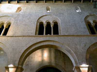 �Invenzione� del XX secolo furono i matronei, che con le loro trifore si aprono sulla sommit� degli archi centrali senza avere per� una reale funzionalit�...